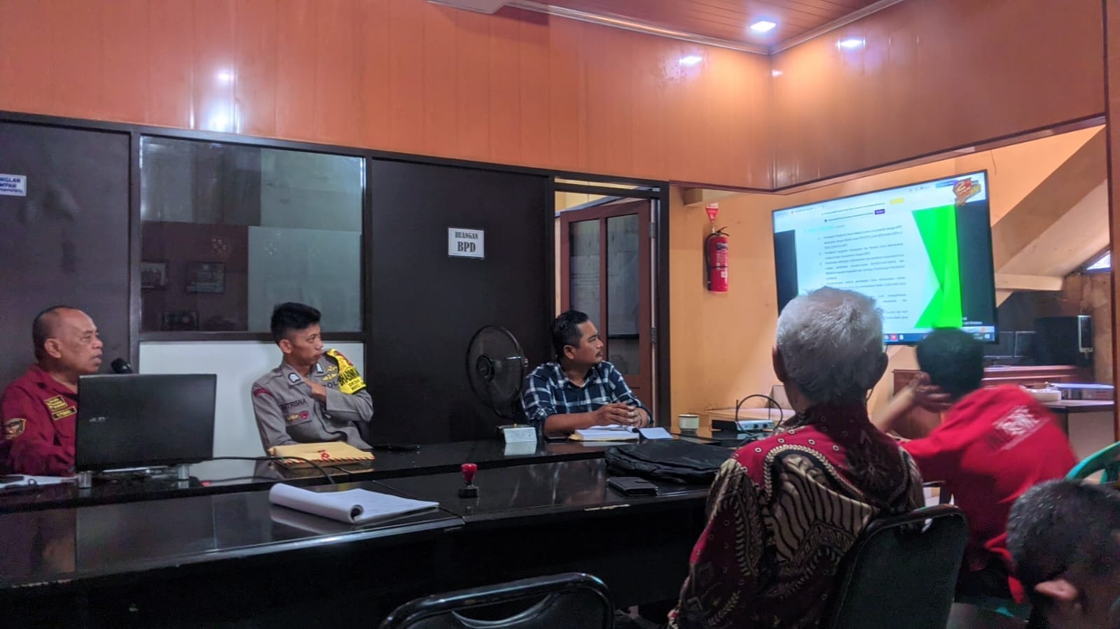 Perkuat Sinergitas, Polsek Cikoneng Polres Ciamis Ikuti Evaluasi Kinerja Kades dan LKPPD Cimari