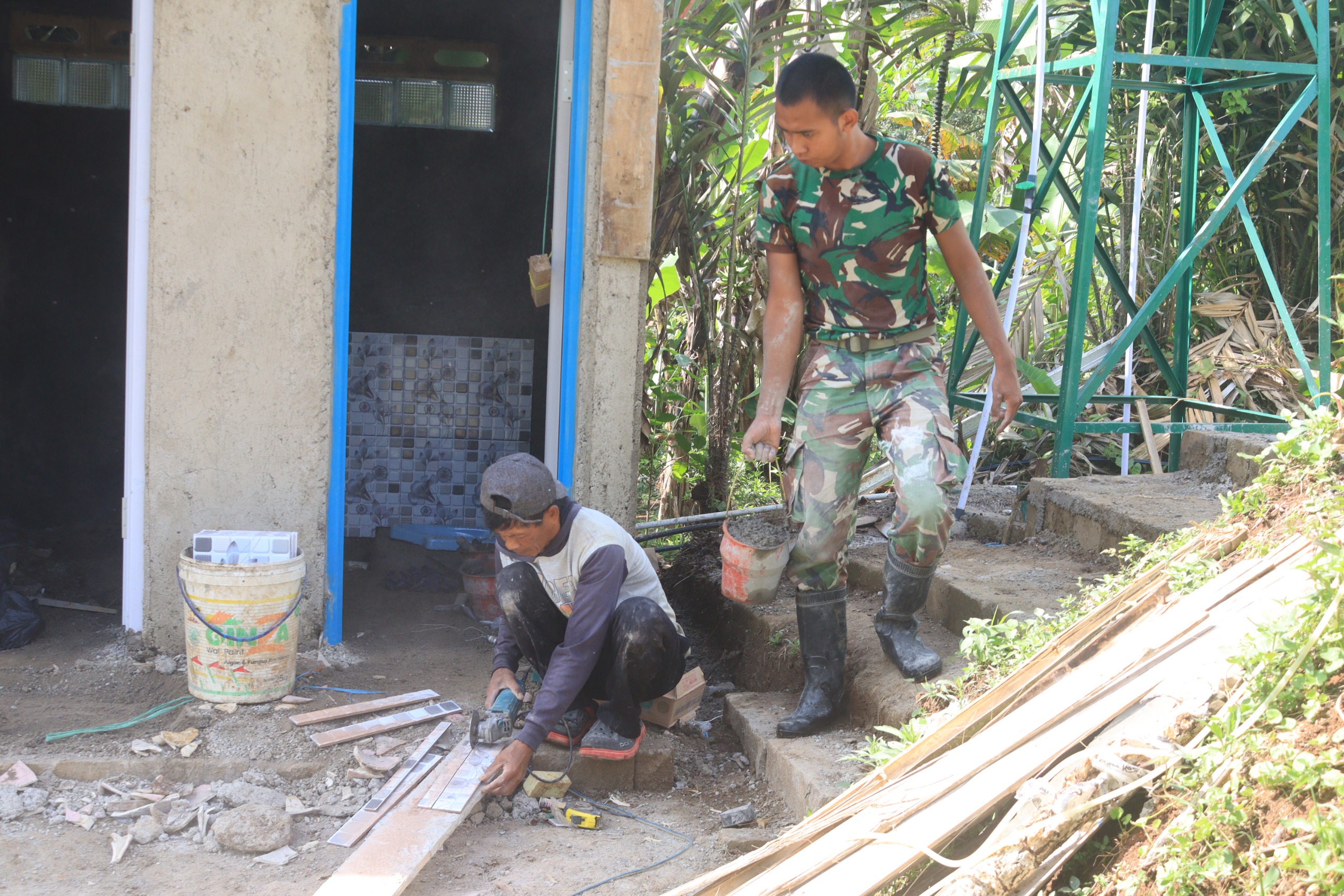 Warga Desa Mekarmulya, Nur Taufik (51 Tahun), Berperan Aktif Bantu Pembangunan MCK dalam Giat TMMD ke-128 Kodim 0611/Garut