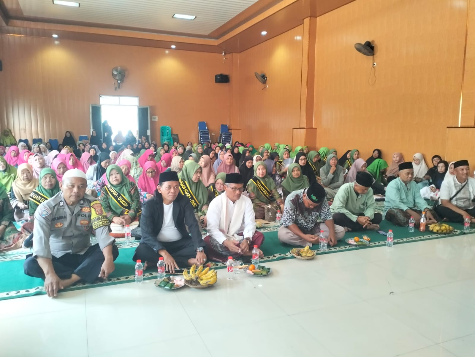 Bhabinkamtibmas Polsek Klari Hadiri Giat Pengajian Rutin di Desa Anggadita, Membangun Keakraban Antara Warga