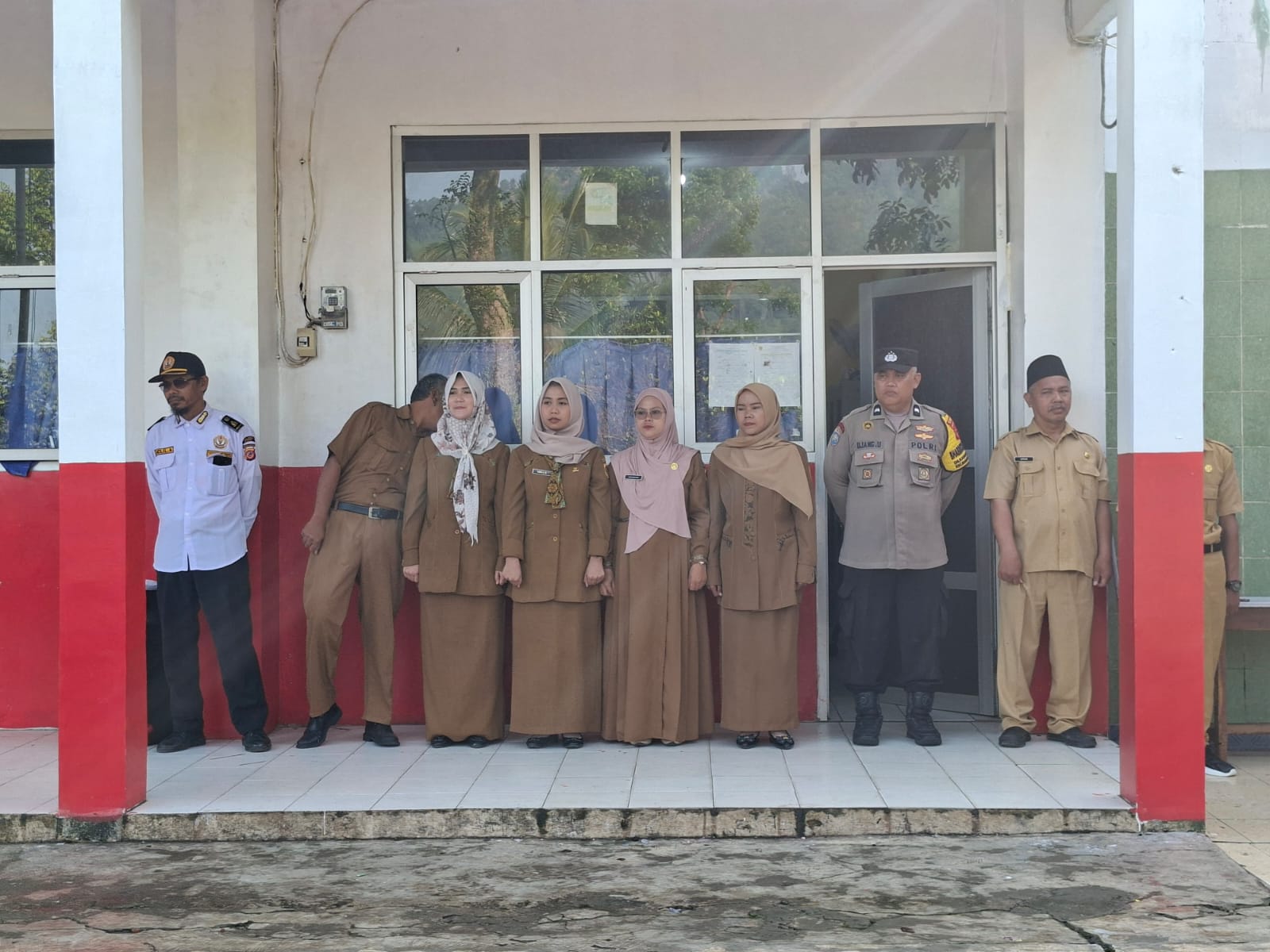 Ketua POKDAR Babakan Madang Hadiri Upacara Bendera di SDN 02 Karangtengah, Berlangsung Khidmat