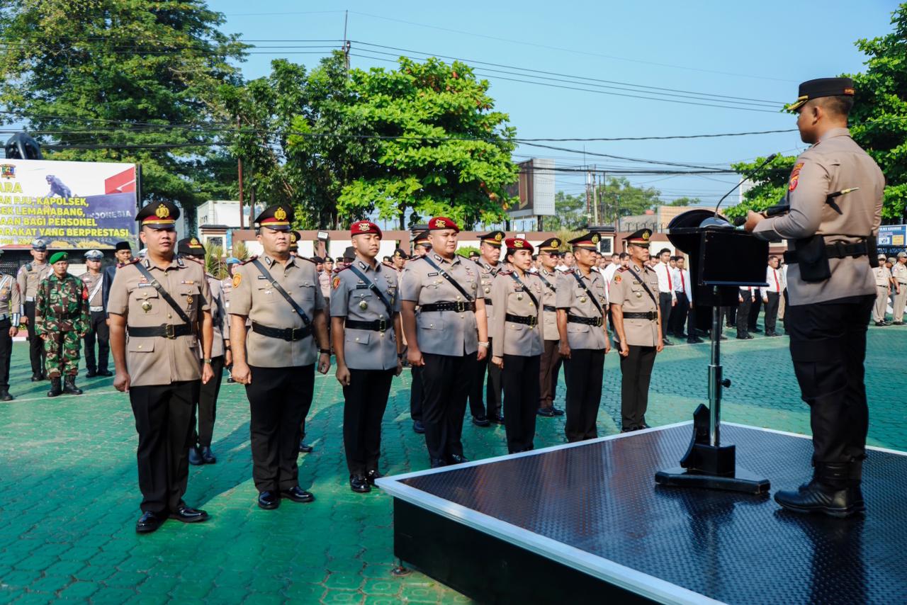 Kapolres Karawang Gelar Sertijab dan Berikan Penghargaan bagi Personel Berprestasi