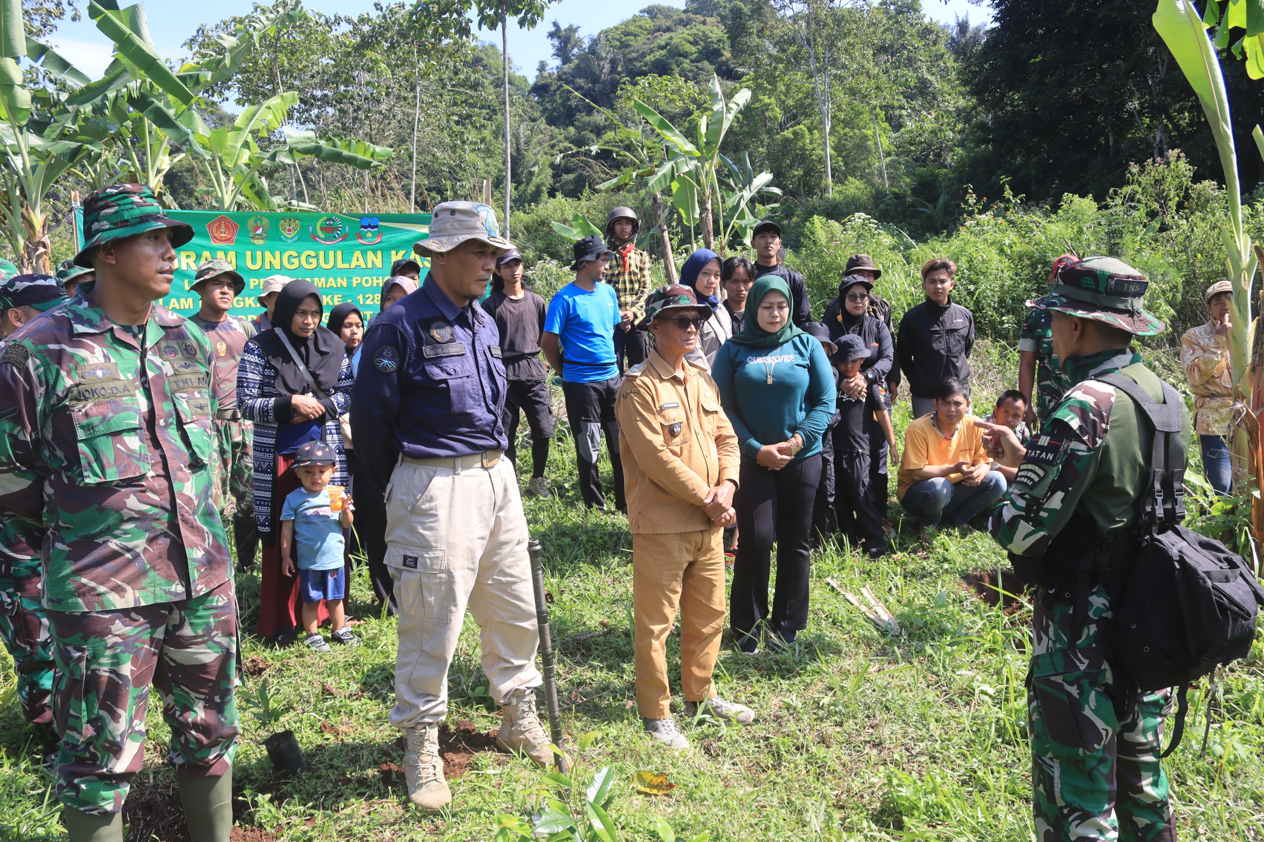 Tanam Pohon Cengkeh, Satgas TMMD ke-128 Kodim 0611/Garut Laksanakan Program Unggulan KASAD Bidang Penghijauan