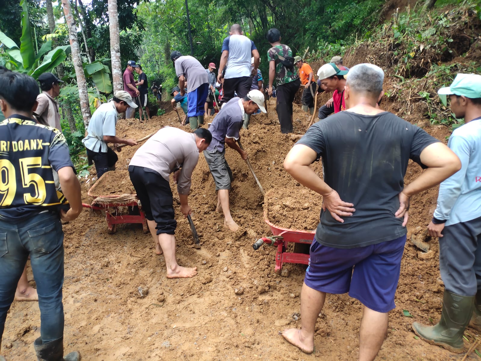 Polsek Cikoneng Gerak Cepat Bantu Evakuasi Material Longsor di Desa Budiasih Sindangkasih