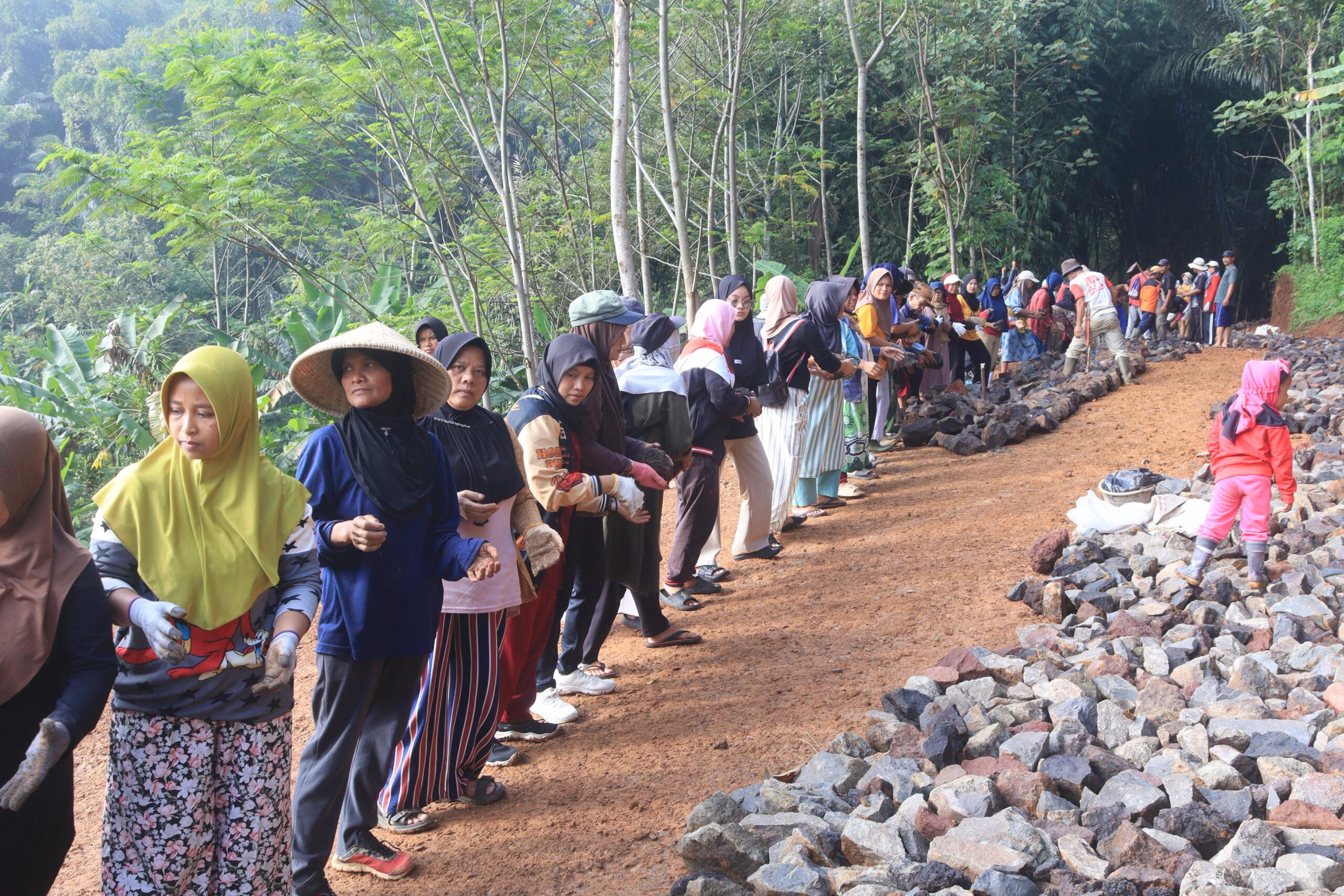 Warga Kampung Cibangkerong Bergerak Bersama, Didin (47 Tahun) Pimpin Gotong Royong Pembangunan di TMMD ke-128 Kodim 0611/Garut