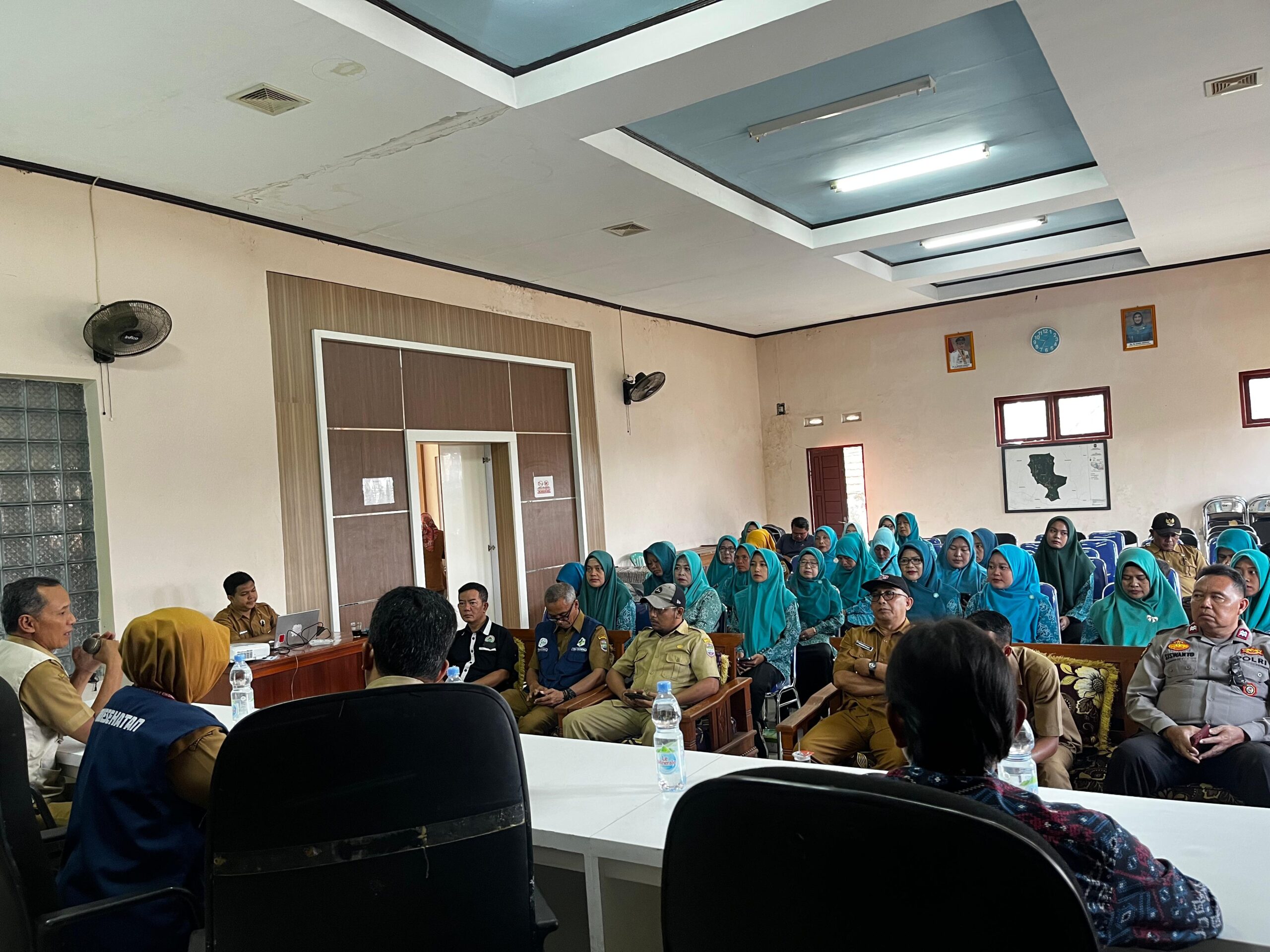 Dukung Program Pemerintah, Polsek Cikoneng Ikuti Rembug Stunting di Desa Panaragan