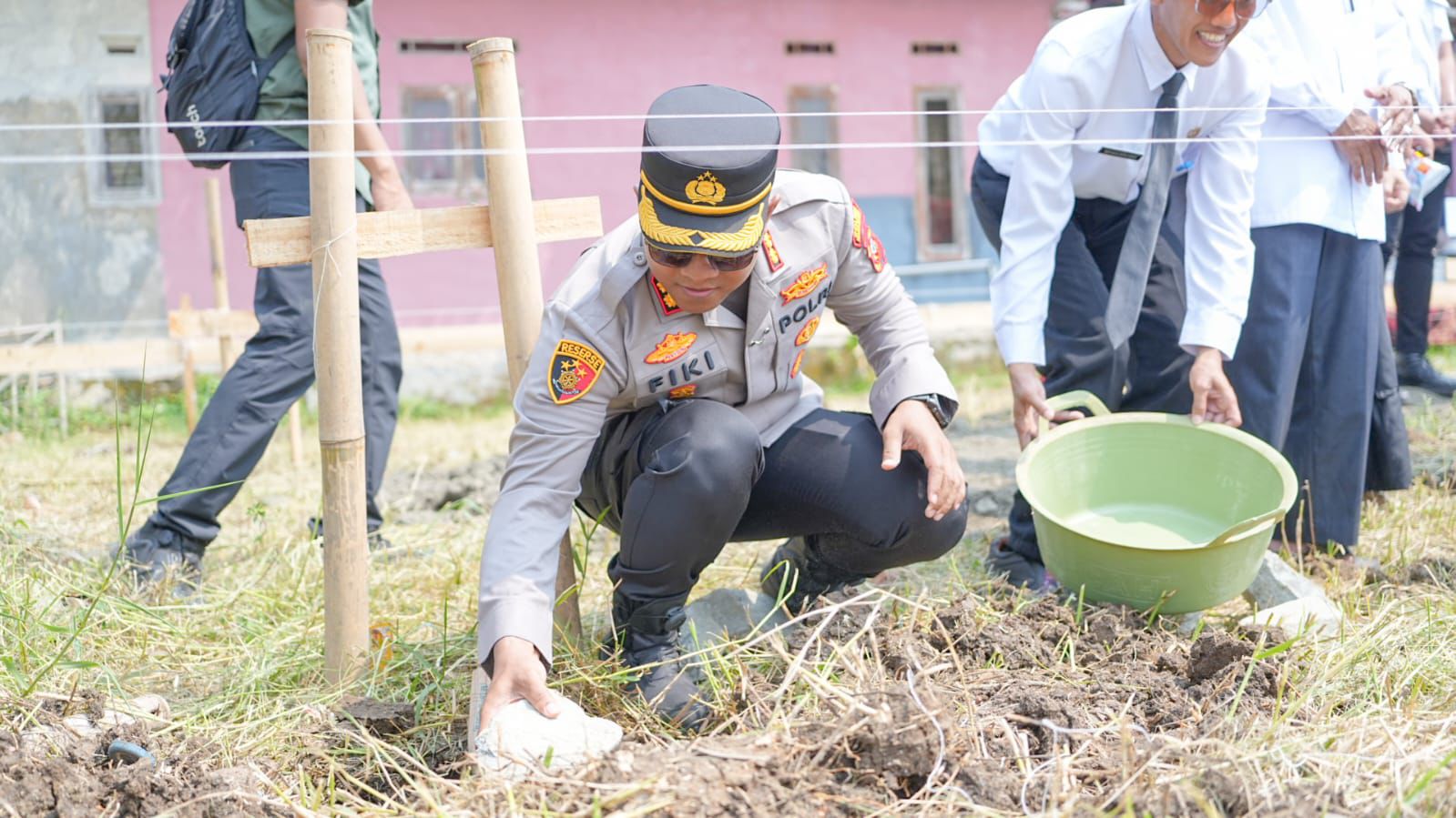 Kapolres Karawang Dampingi Bupati Tinjau Langsung Giat PATEN dan Peletakan Batu Pertama Rulahu untuk Lansia
