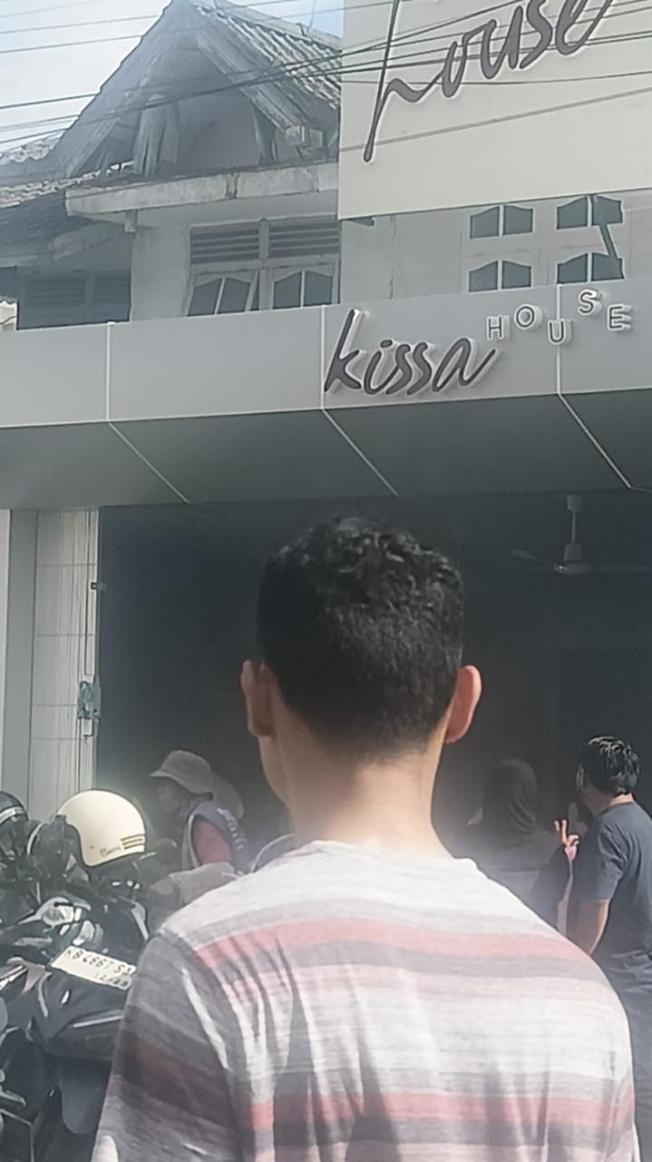 Jajaran satuan komunikasi POKDAR Kamtibmas bhayangkara Family sampaikan Kebakaran di Kissa house kubu Raya Pontianak Berhasil Dipadamkan