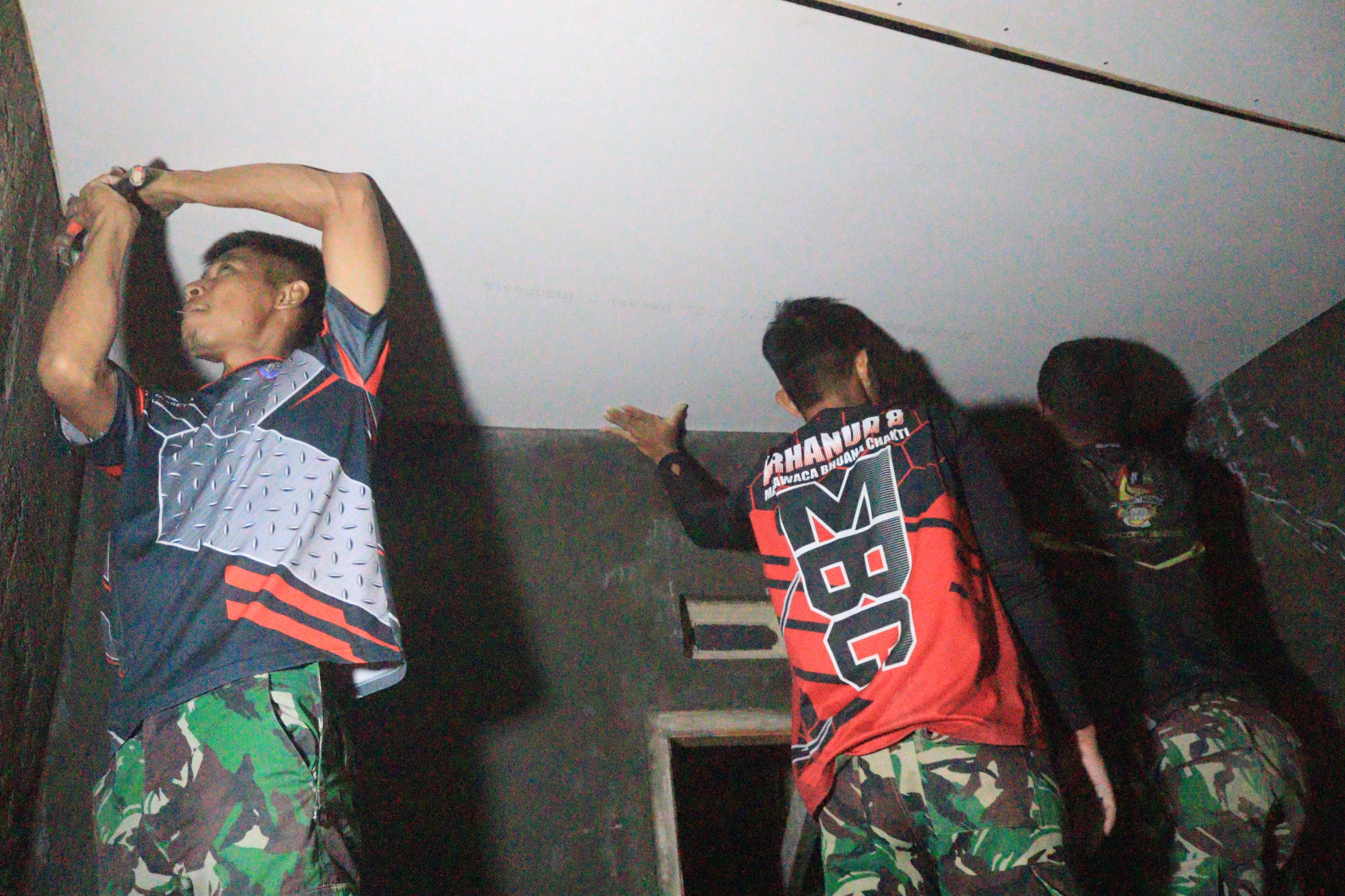 Tak Kenal Waktu, Anggota Satgas TMMD Ke-128 Kodim 0611/Garut Tetap Bekerja Keras Hingga Malam Hari