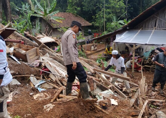 Polsek Cihaurbeuti Gotong Royong Bareng Warga dan Relawan Pasca Bencana Longsor di Desa Sukamaju