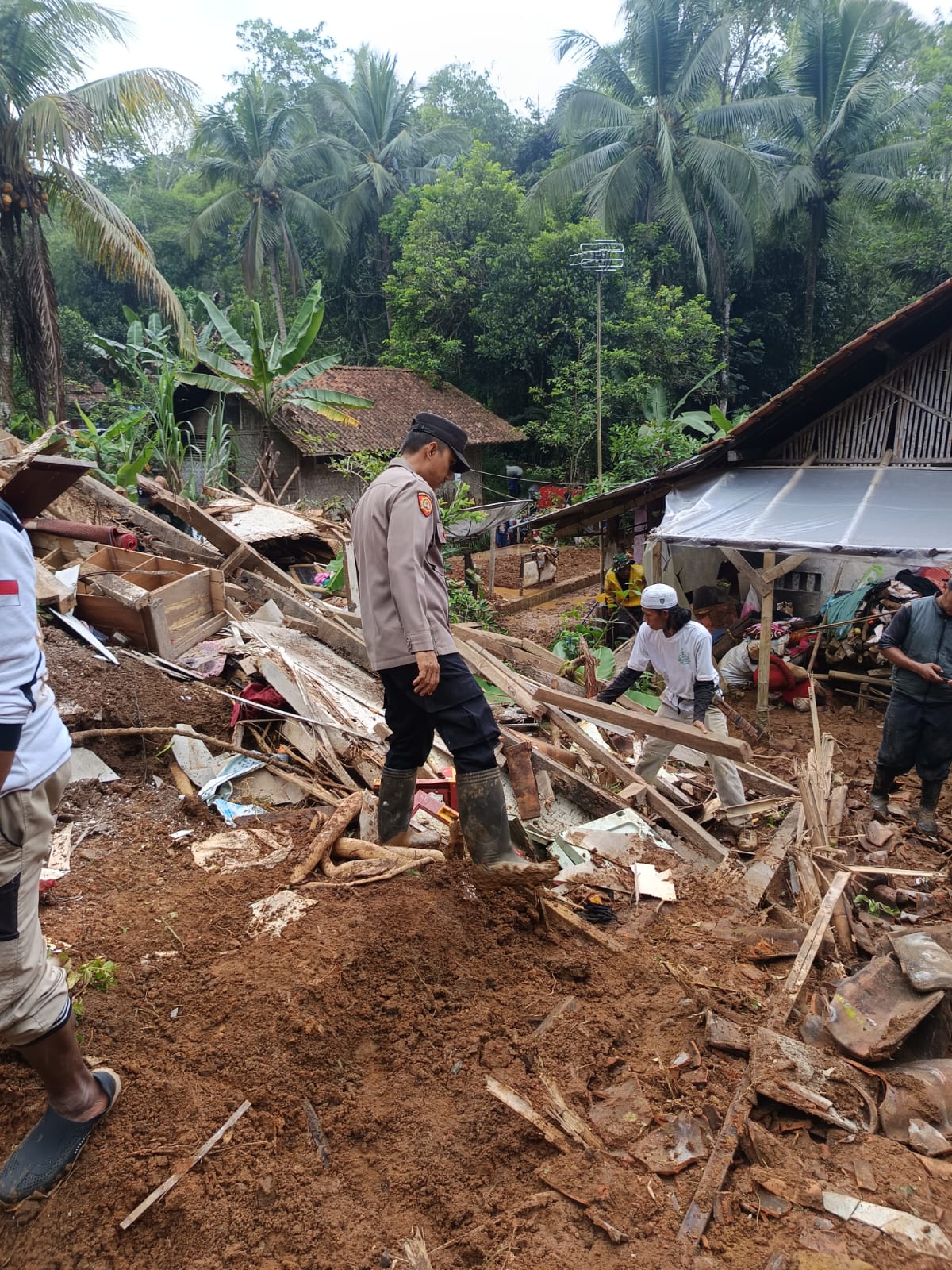 Polsek Cihaurbeuti Gotong Royong Bareng Warga dan Relawan Pasca Bencana Longsor di Desa Sukamaju