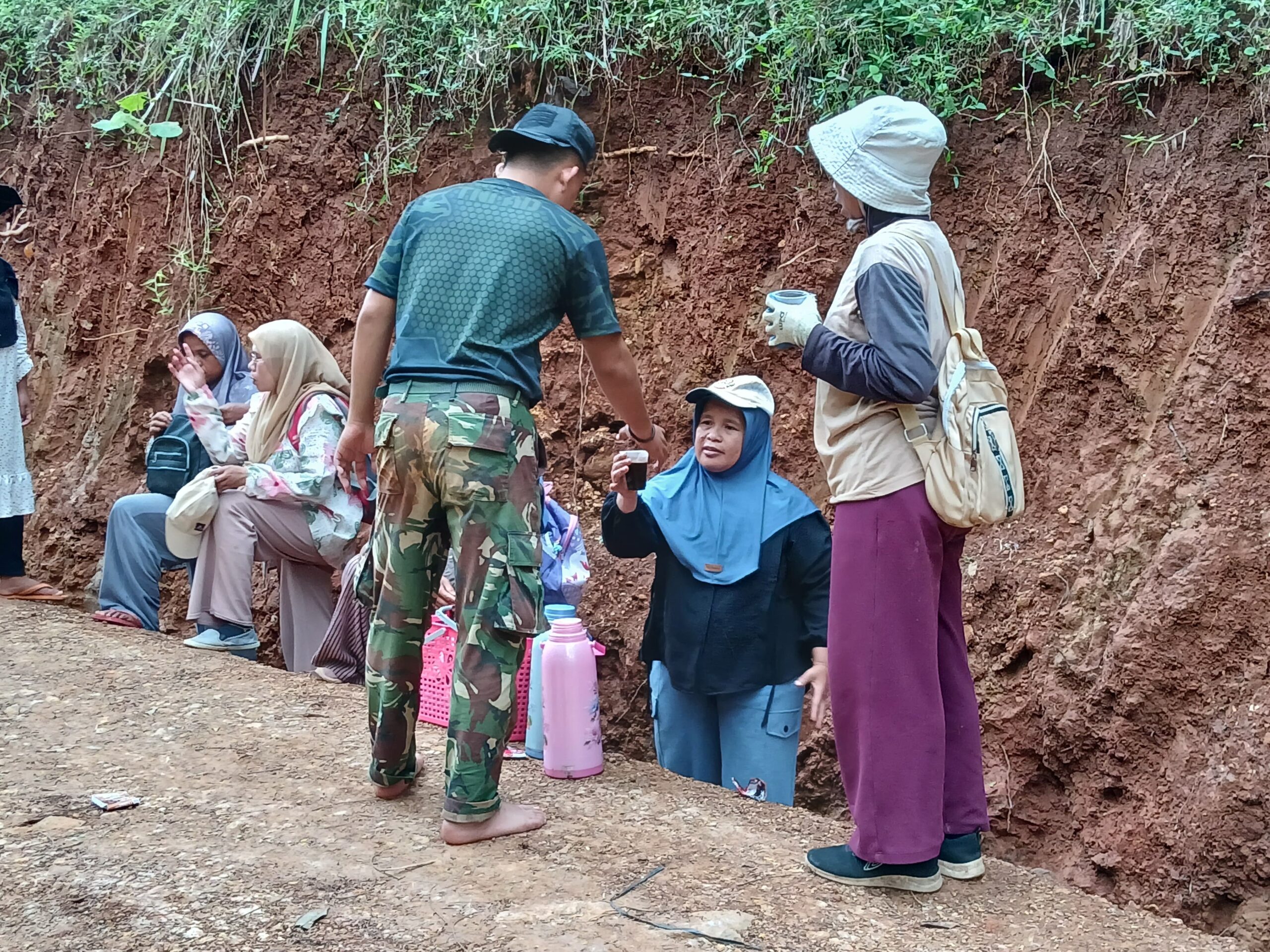 Ibu Dedeh, Warga Kp. Cikadongdong, Ikhlas Berbagi Semangat Lewat Secangkir Kopi