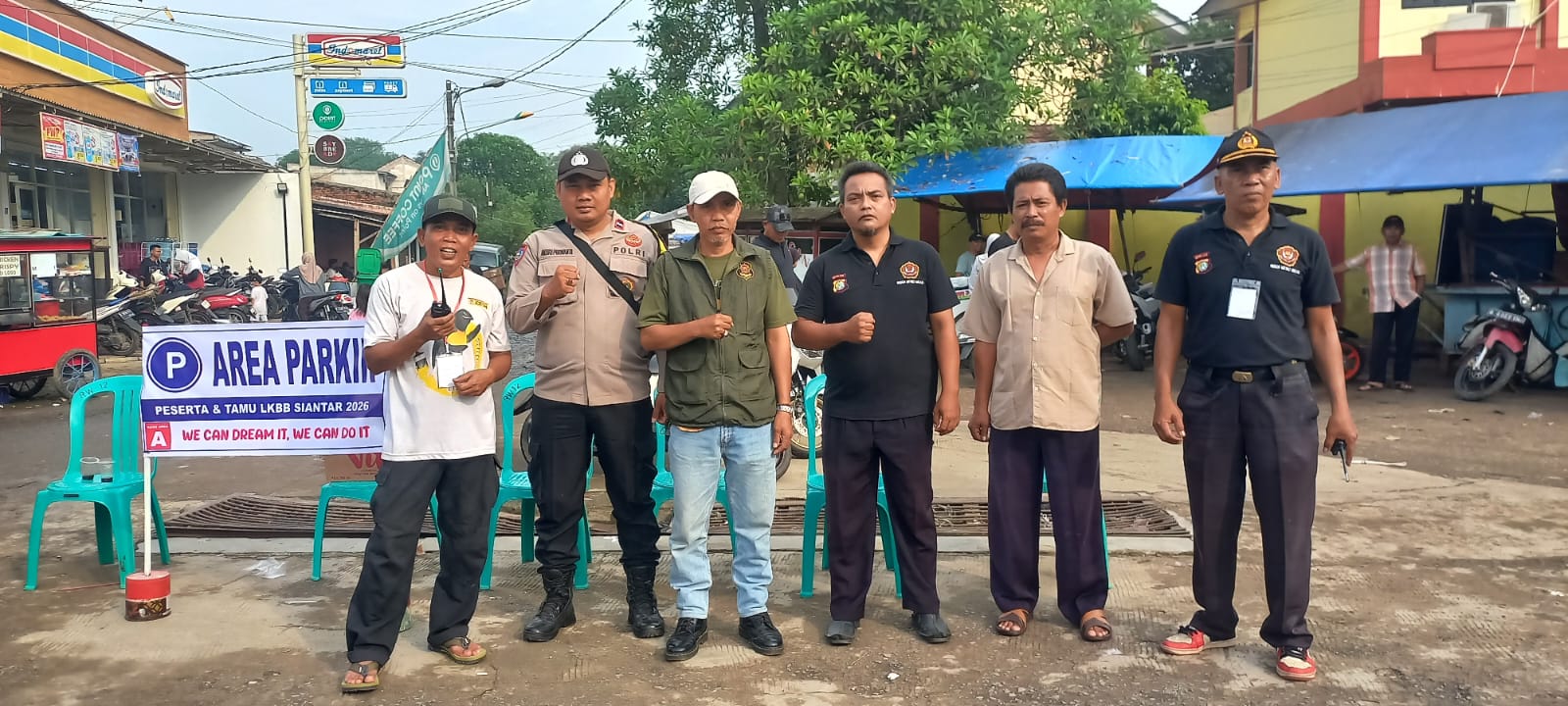 Anggota Pokdarkamtibmas Setu Amankan Lomba Paskibra LKBB SIANTAR 2026 di SMAN 1 Setu