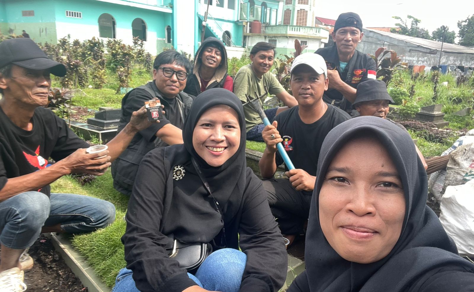 GRIB Jaya PAC Tansa Bogor Gelar Bakti Sosial Bersih-Bersih Lingkungan dan Pemakaman di Kedung Badak