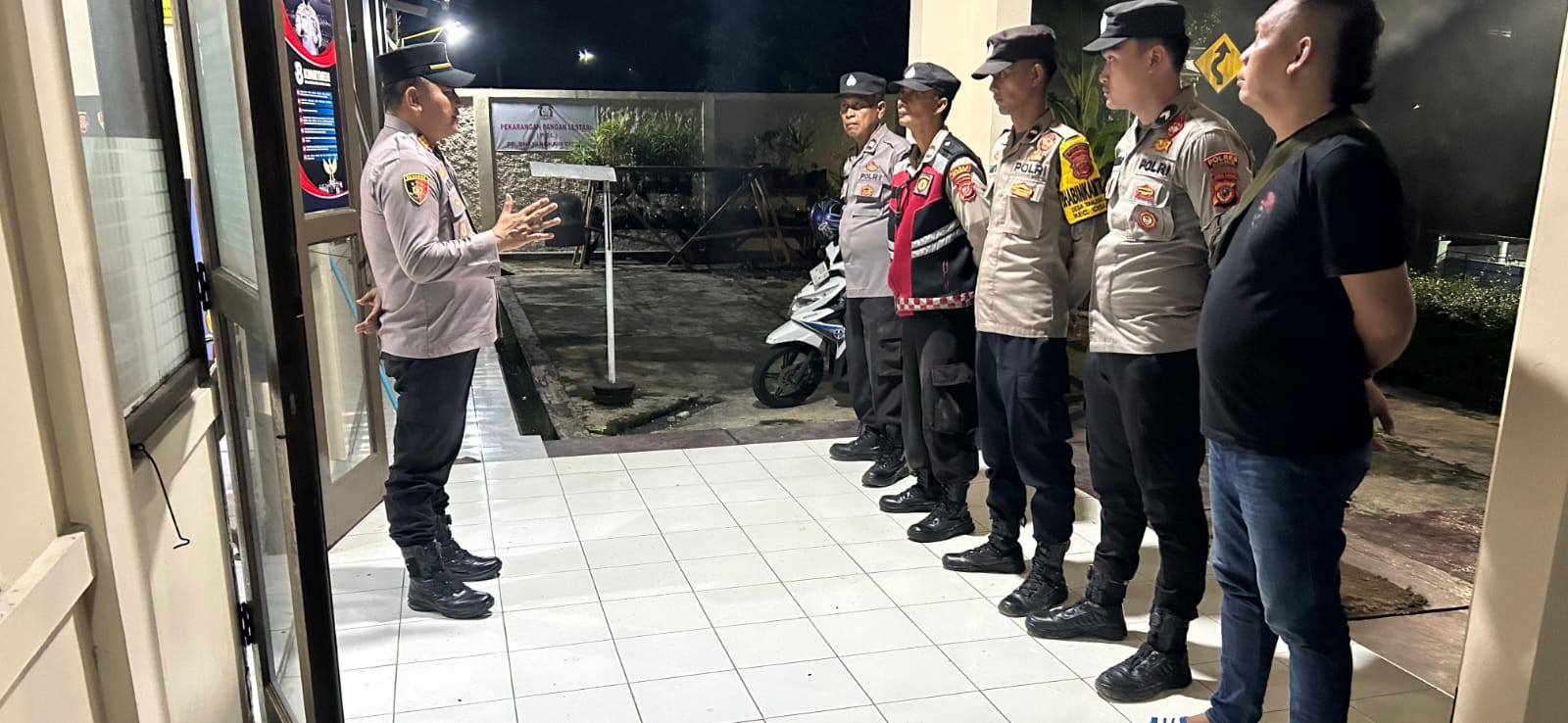 Polsek Cisaga Siaga Amankan Nobar Persib di Halaman Makopolsek Cisaga