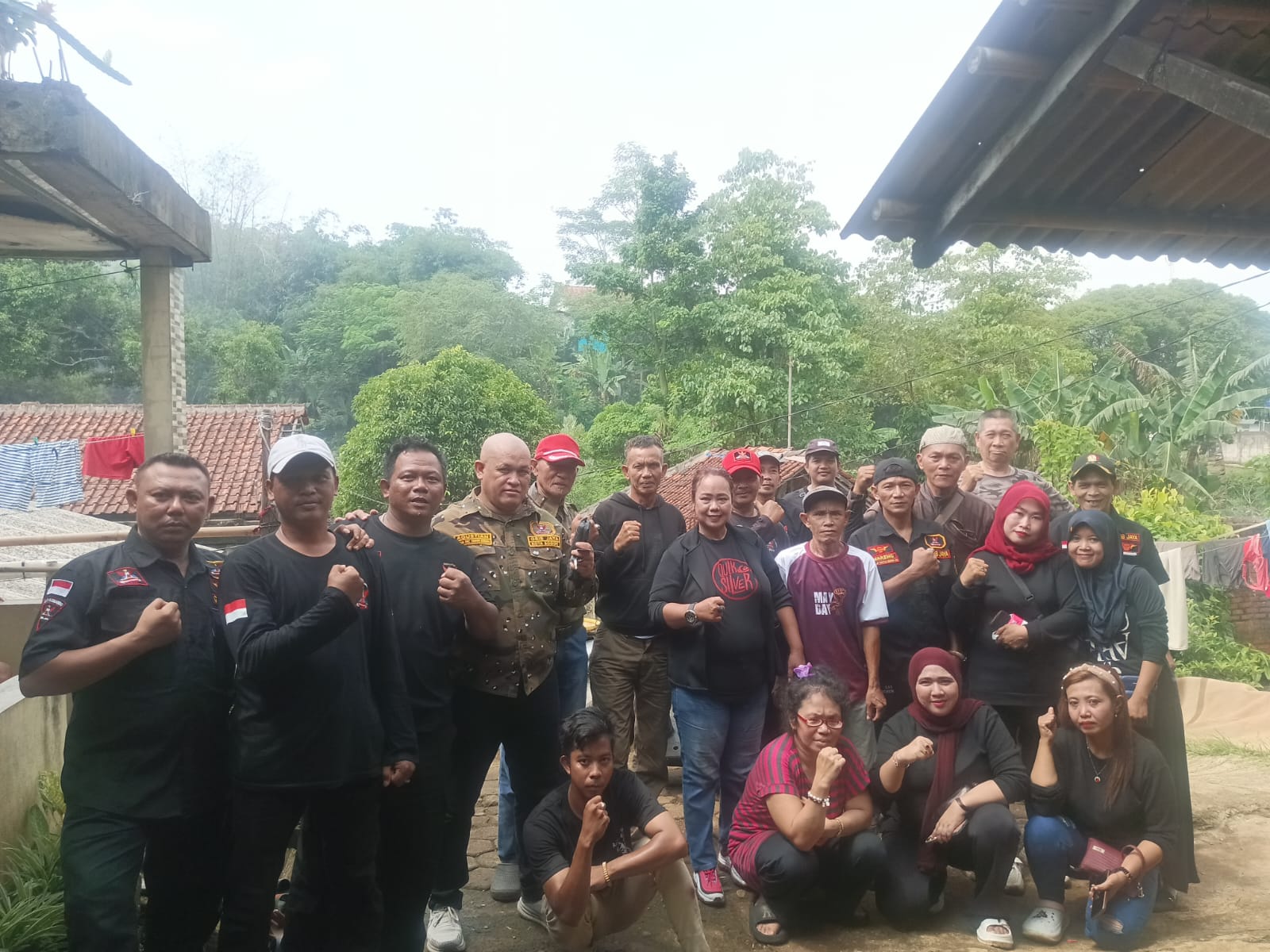 Waka GRIB PAC Tansa Bogor Sri Megawati Turun Langsung Bantu Warga Korban Banjir