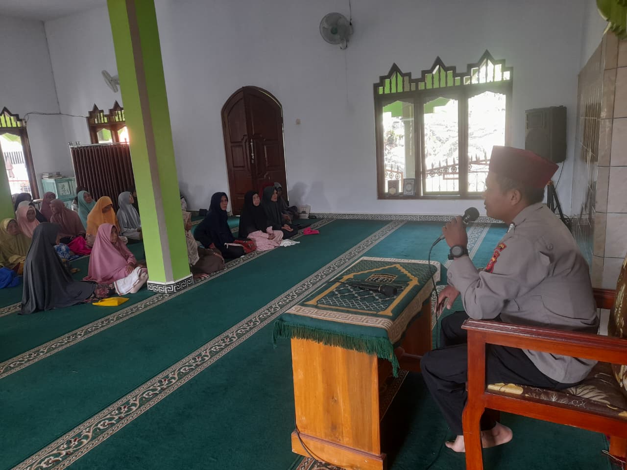 Soliditas Polri dan Elemen Masyarakat, Polsek Rajadesa Polres Ciamis Binluh di Acara Keagamaan