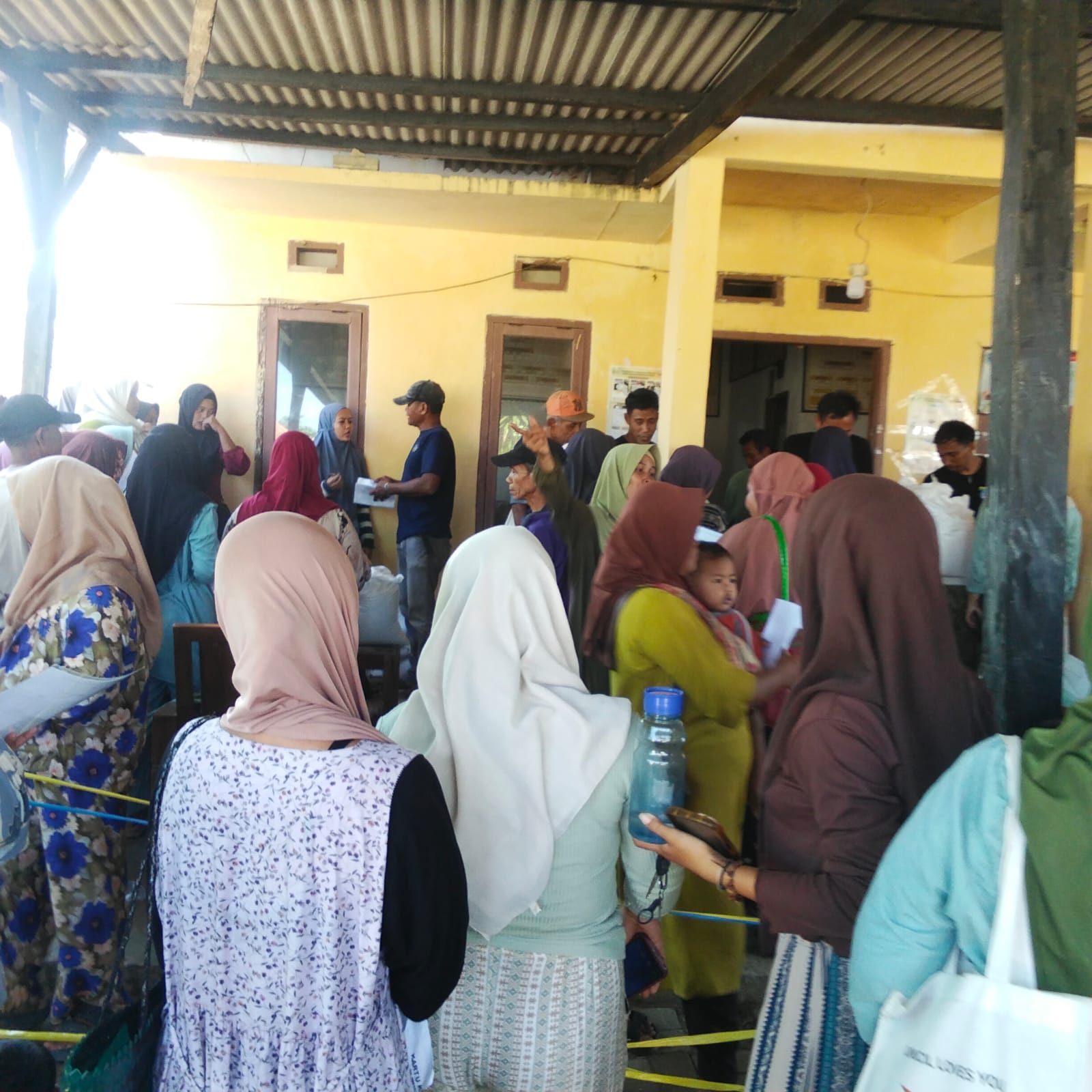 Pembagian Beras dan Minyak Goreng di Desa Rancapinang Pandeglang Berlangsung Lancar
