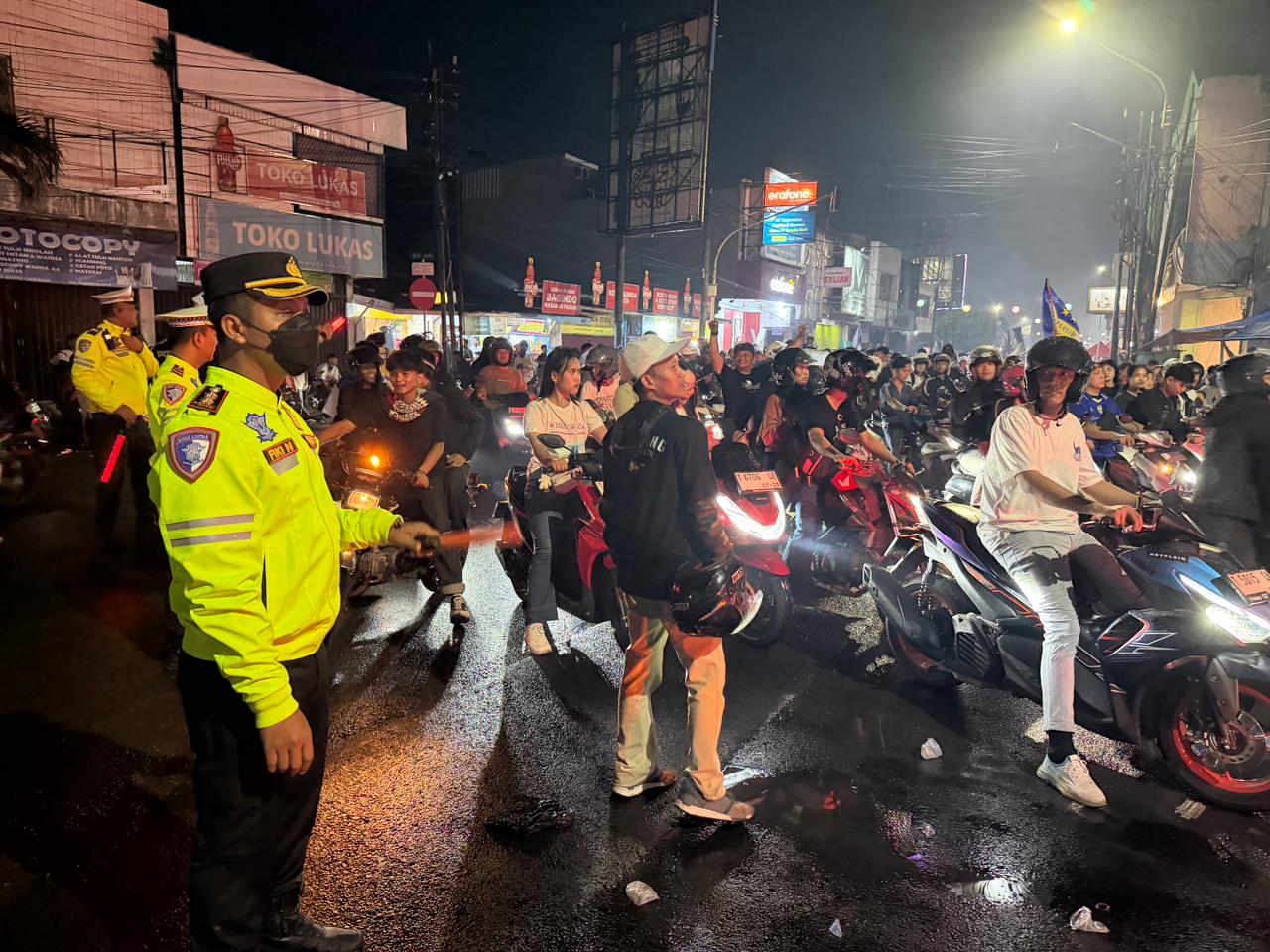 Persib Juara, Kapolres Karawang Turun ke Alun-Alun: Berbagi Bahagia Boleh, Tolong Jaga Ketertiban Kota