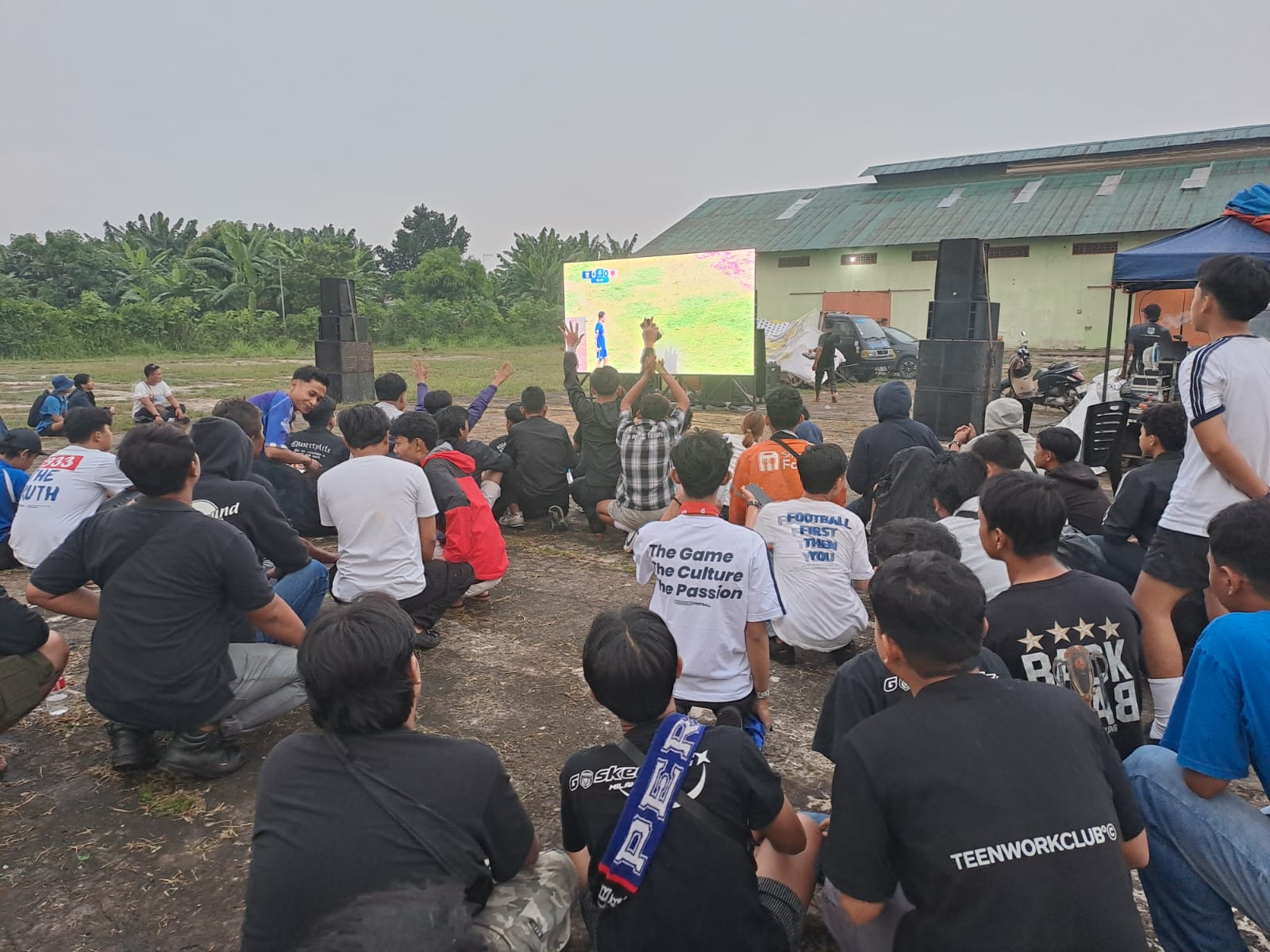 Kapolsek Rengasdengklok Bersama Jajaran Monitoring dan Melepas Keberangkatan Suporter Viking