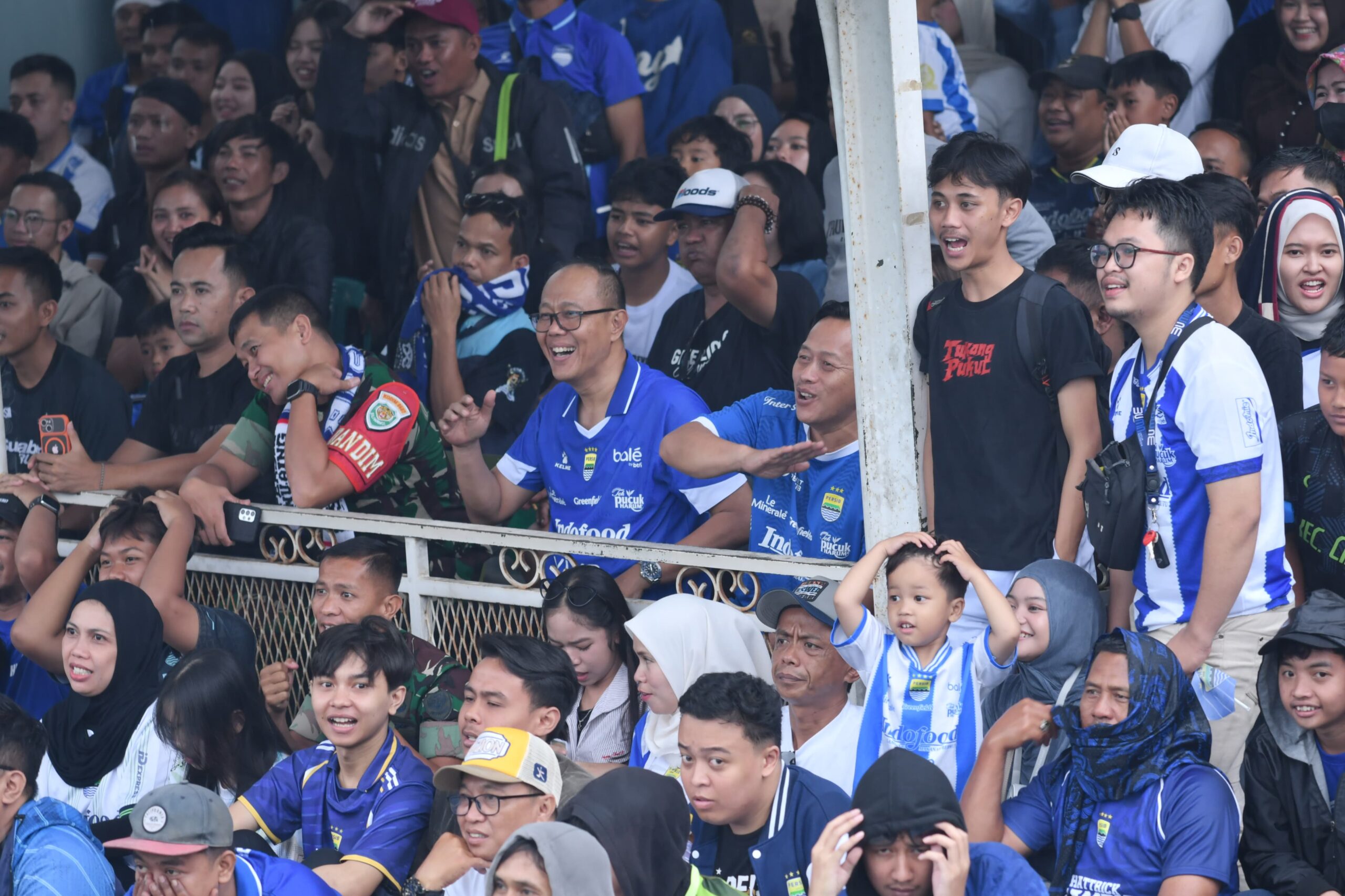 Dandim 0607/Kota Sukabumi dan Wali Kota Sukabumi Nobar Persib vs Persijap, Suasana Meriah Penuh Semangat Bobotoh
