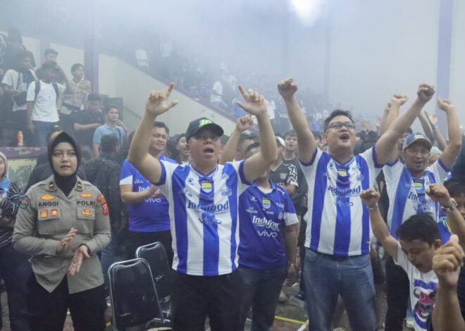 Polres Ciamis Kawal Ribuan Suporter saat Nobar dan Memimpin Langsung Konvoi Kemenangan Persib Bandung
