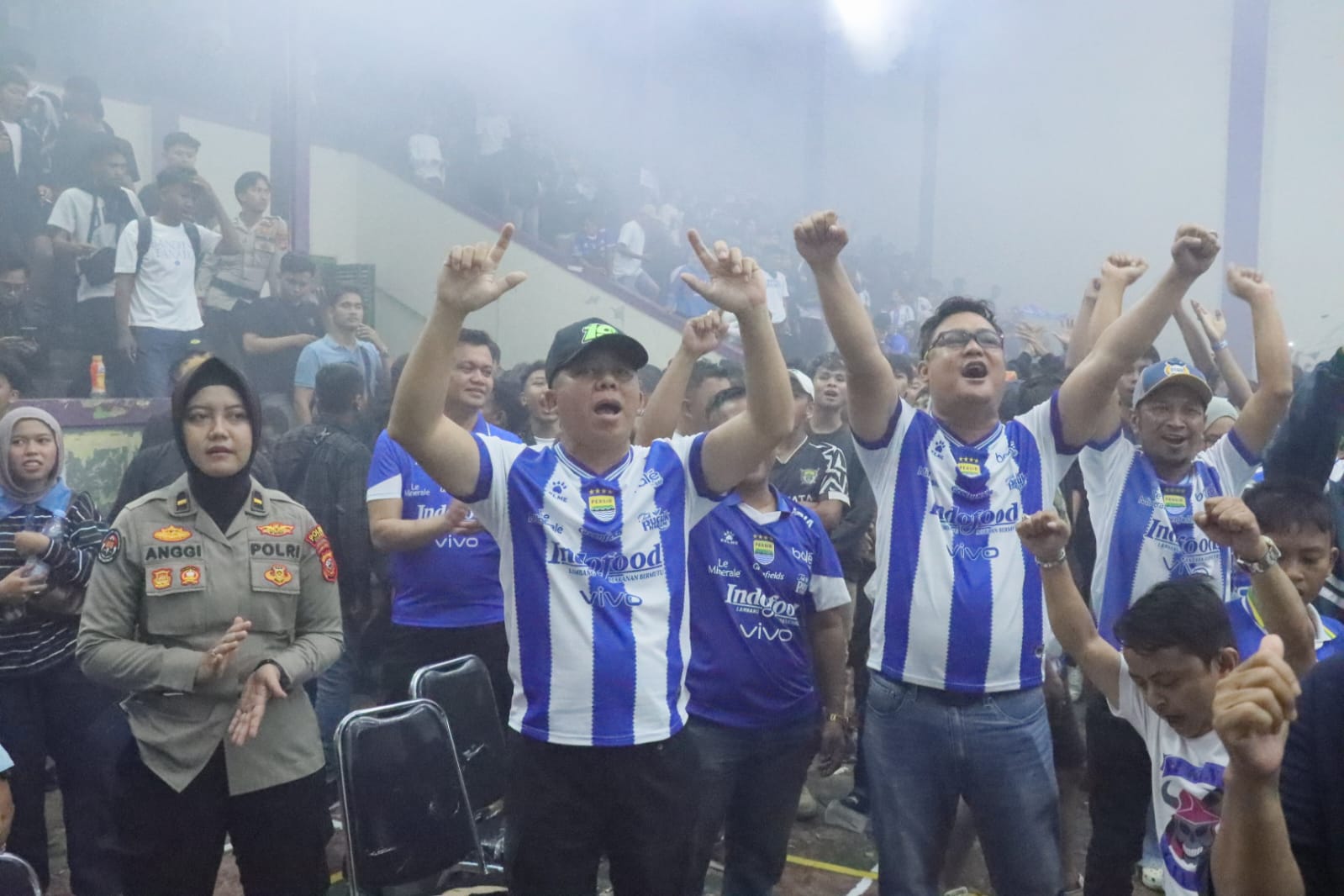 Polres Ciamis Kawal Ribuan Suporter saat Nobar dan Memimpin Langsung Konvoi Kemenangan Persib Bandung