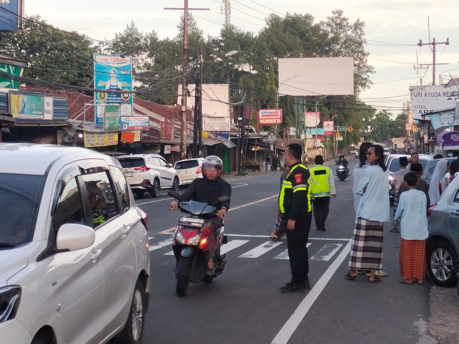 Kapolsek Megamendung Bersama Anggota Beri Pelayanan Yang Terbaik Kepada Masyarakat Dalam Pengamanan Sholat Idul Adha 1447 H /2026M