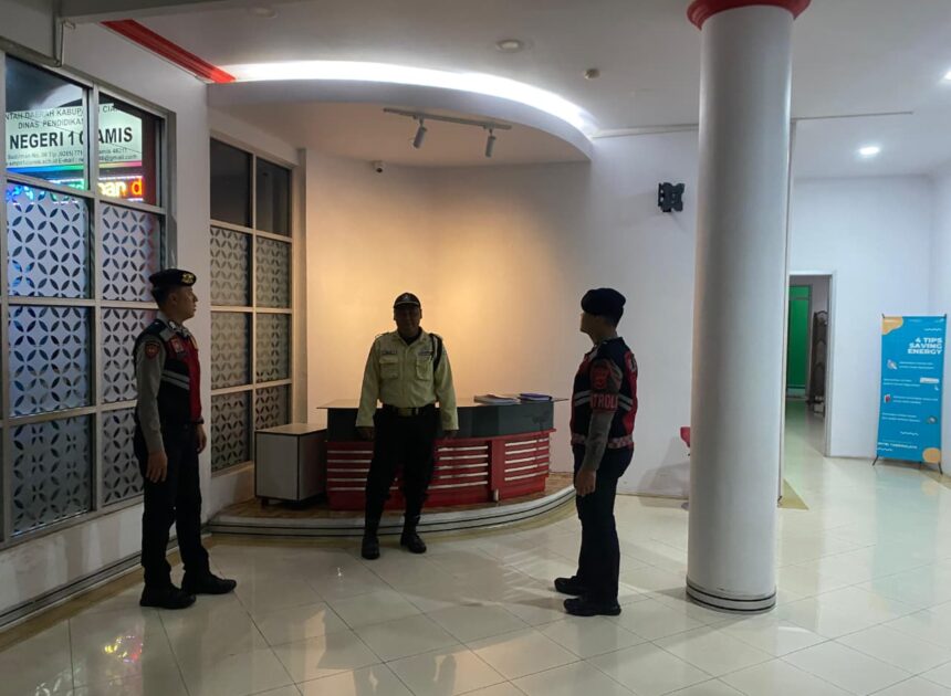 Patroli Dialogis Sat Samapta Polres Ciamis Perkuat Pengamanan Objek Vital di Plasa Telkom pada Jam Rawan