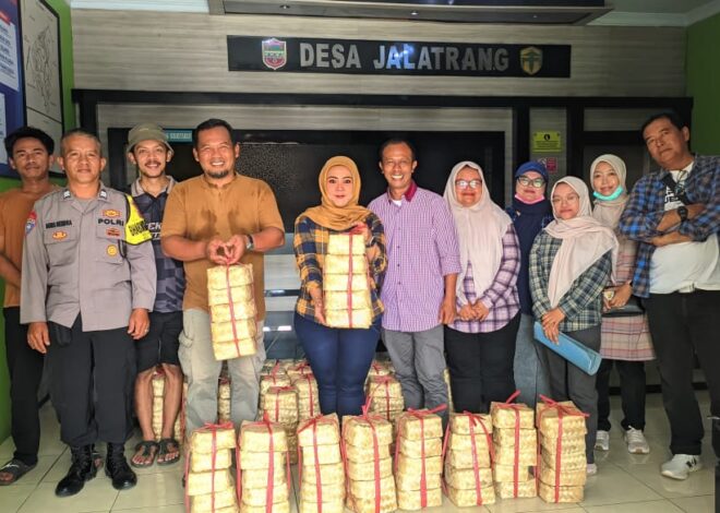 Polsek Cipaku Polres Cimais Bantu Proses Distribusi Daging Kurban Gubernur Jabar ke Warga Jalatrang