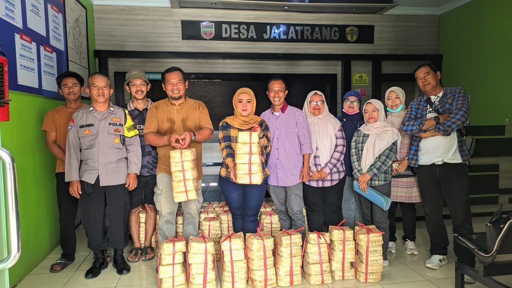 Polsek Cipaku Polres Cimais Bantu Proses Distribusi Daging Kurban Gubernur Jabar ke Warga Jalatrang