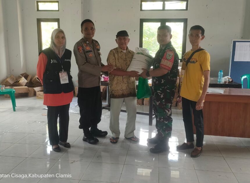Polsek Cisaga Polres Ciamis Awasi Distribusi Bantuan Pangan ke Warga Sidamulya