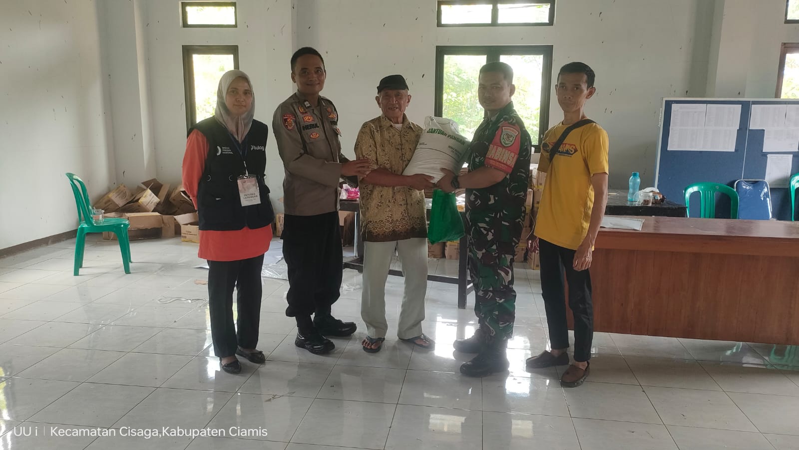 Polsek Cisaga Polres Ciamis Awasi Distribusi Bantuan Pangan ke Warga Sidamulya