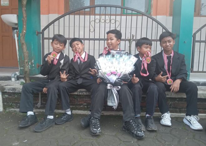 Warga RW 08 Ucapkan Selamat Atas Kelulusan Putra Ketua RW 08