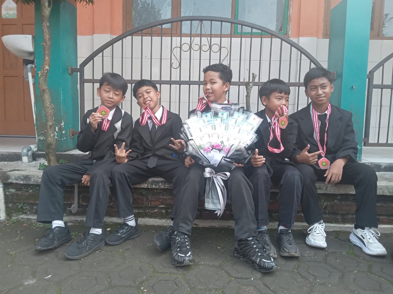 Warga RW 08 Ucapkan Selamat Atas Kelulusan Putra Ketua RW 08
