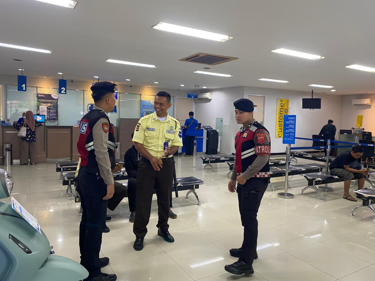 Sat Samapta Polres Ciamis Tingkatkan Patroli Dialogis di Bank BCA untuk Antisipasi Kejahatan dan Perkuat Rasa Aman Masyarakat