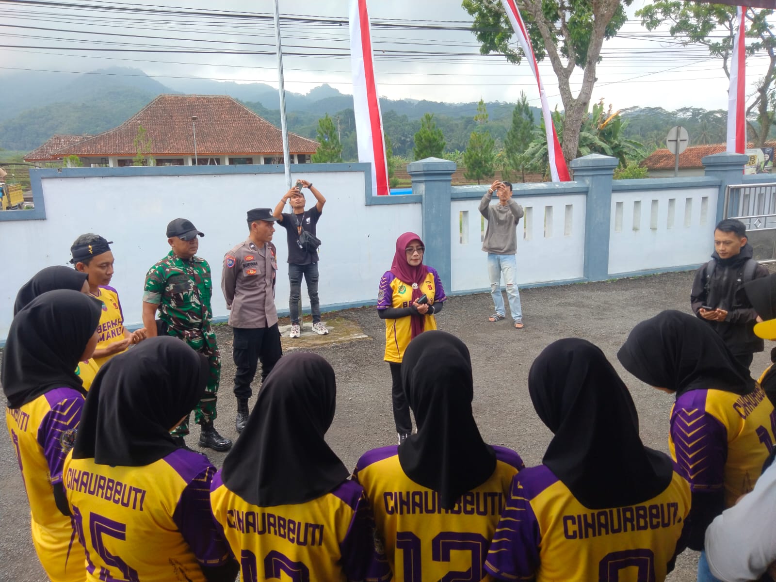 Polsek Cihaurbeuti Beri Dukungan Kontingen Kecamatan Cihaurbeuti Pada Turnamen Bupati Cup