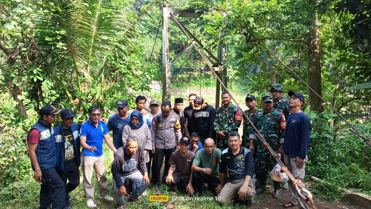 Babinsa Koramil 0607-11 Cibadak Pimpin Karya Bakti Sambut Pembangunan Jembatan Cipanas