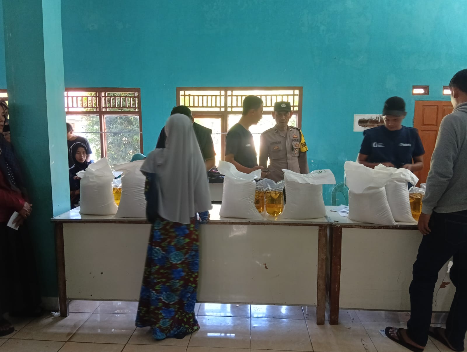 Polsek Cihaurbeuti Kawal Penyaluran Bantuan Ketahanan Pangan untuk 946 KPM di Desa Cihaurbeuti