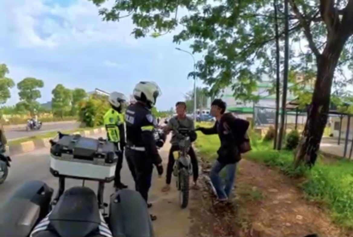 Polantas Menyapa, Satlantas Polres Karawang Sampaikan Sosialisasi Kamseltibcarlantas Kepada Pengendara Motor