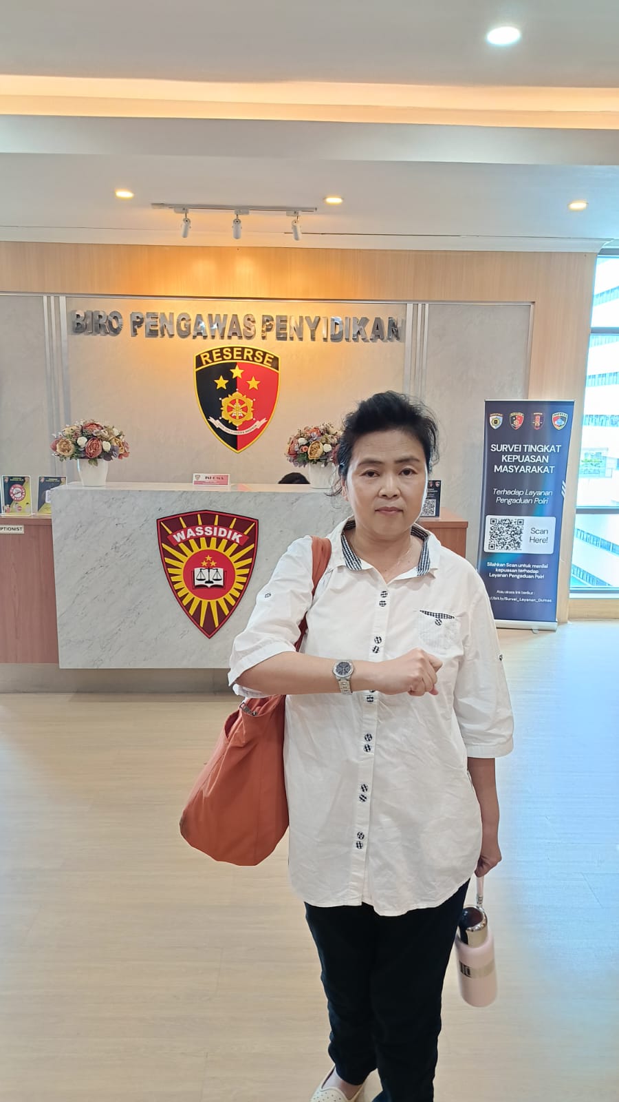 Evi Hon, Seorang perempuan yang mengalami kekerasan oleh Abang dan adiknya sendiri .