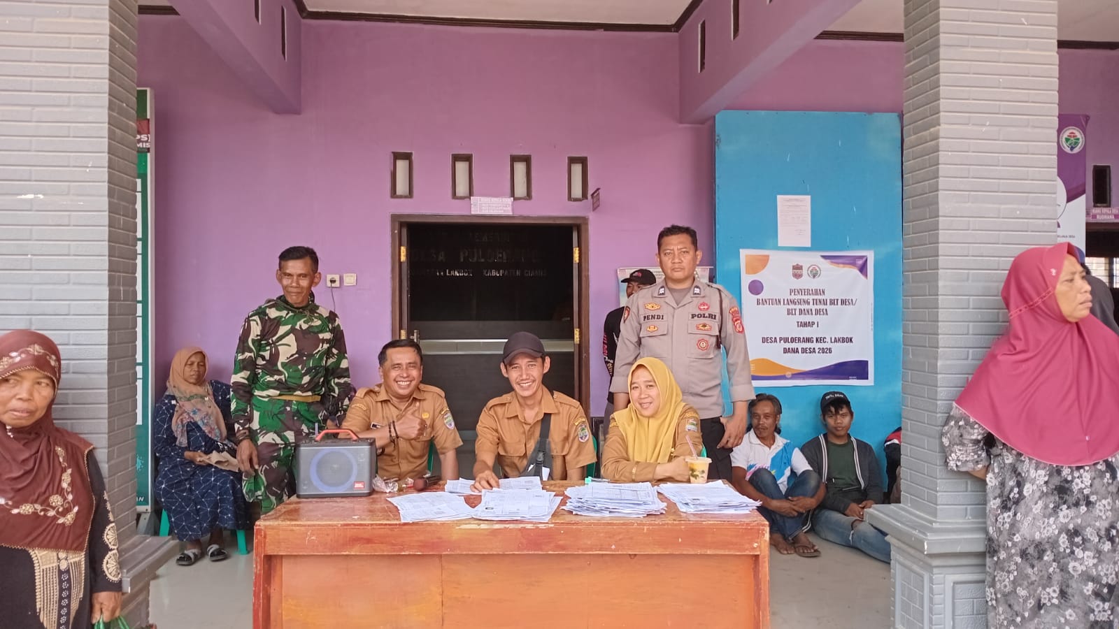 Polsek Lakbok Kawal Penyaluran Bantuan Pangan Nasional untuk Ratusan Warga Desa Puloerang