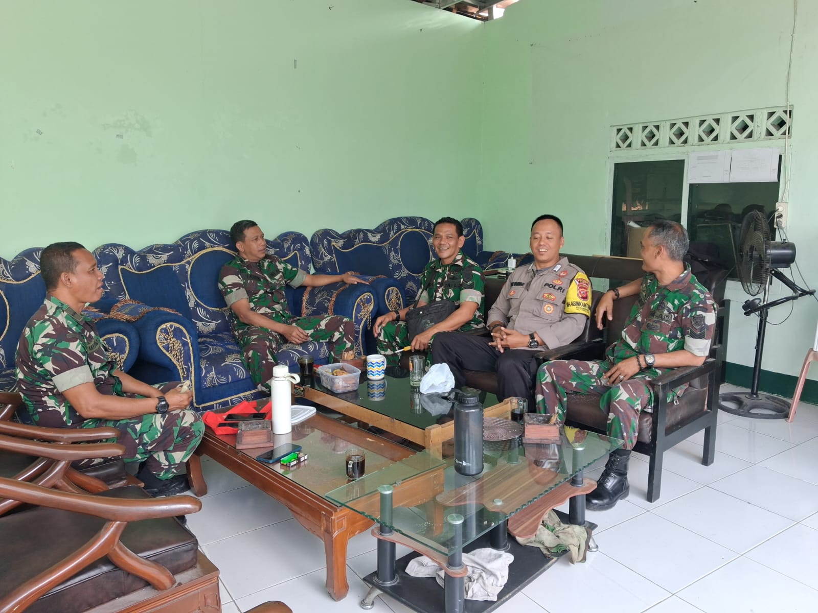 Perkuat Sinergitas TNI-Polri, Polsek Cijeungjing Koorkom Bersama Anggota Koramil Cijeungjing