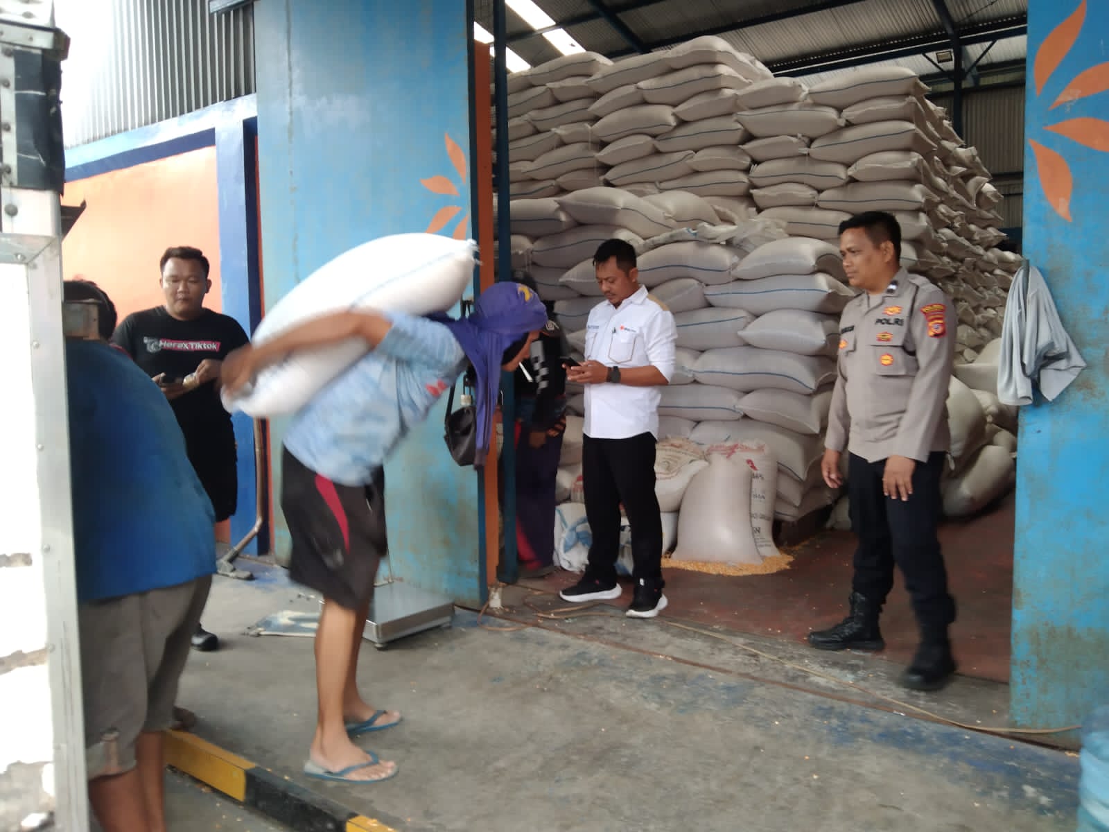 Polsek Cikoneng Dukung Ketahanan Pangan Nasional Melalui Pengiriman Jagung Petani ke Gudang Bulog Tasikmalaya