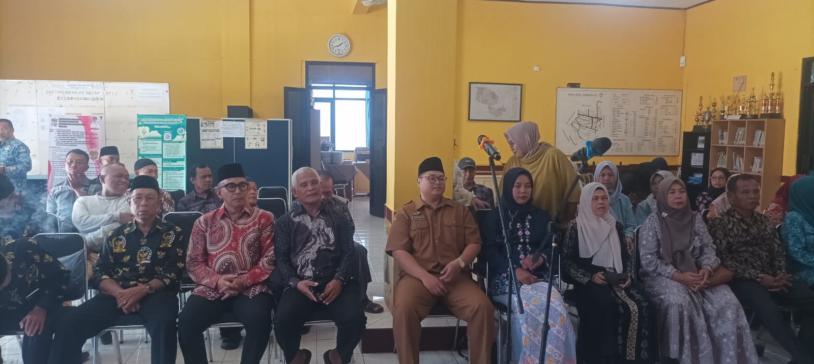 Sinergitas Polri-Pemerintah, Polsek Ciamis Hadir dan Amankan Pelantikan Perangkat Desa Imbanagara