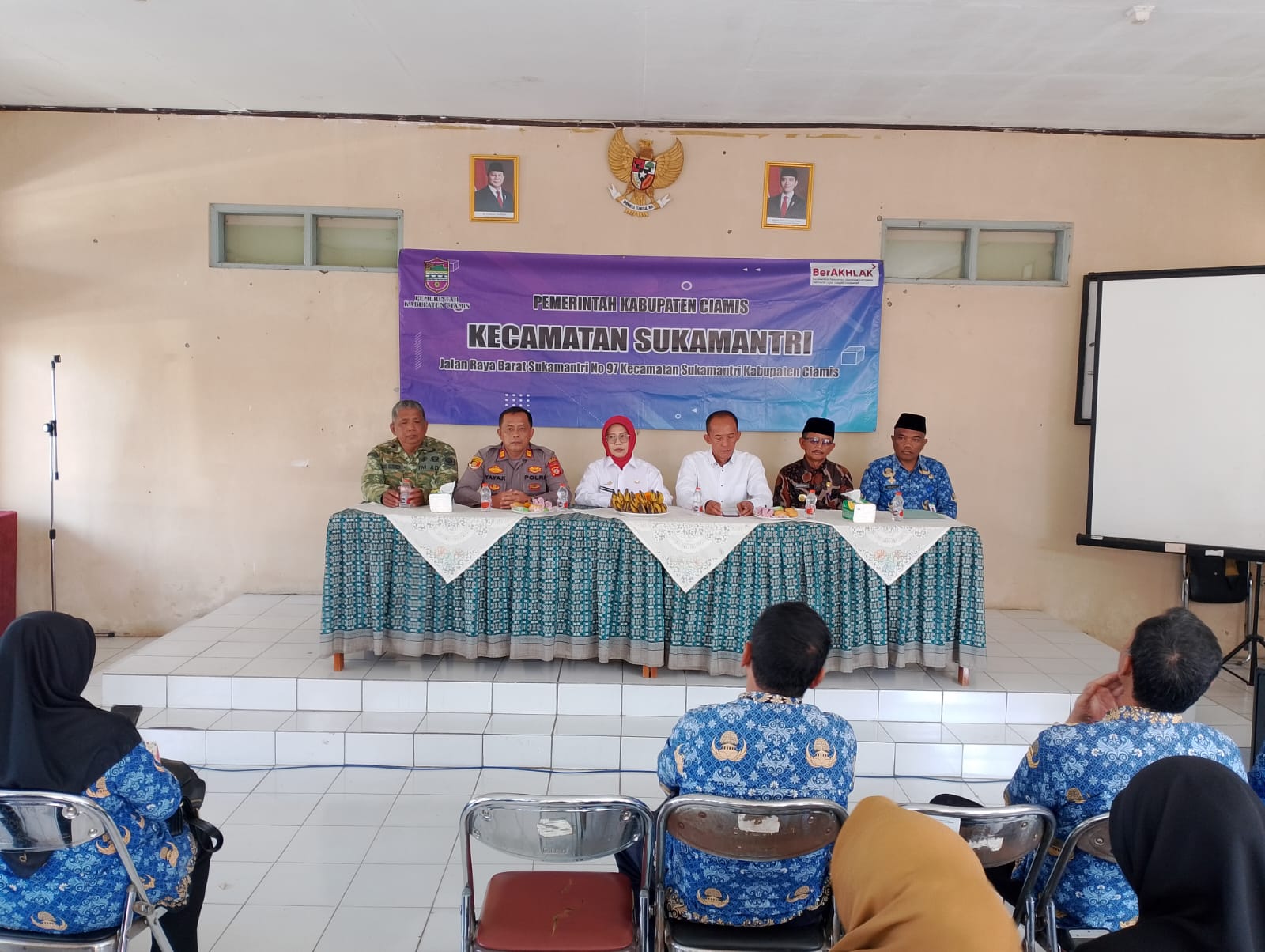 Perkuat Sinergitas, Kapolsek Panjalu Hadiri Pisah Sambut Camat Sukamantri