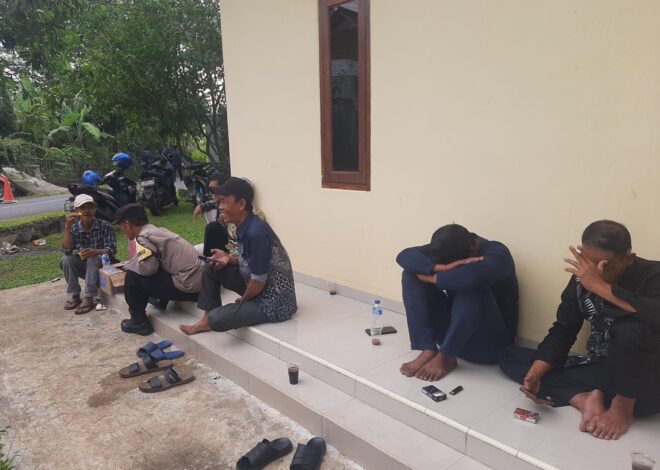Perkuat Sinergitas, Personel Polsek Cipaku Polres Ciamis Datangi Warga Lamping Bangbayang
