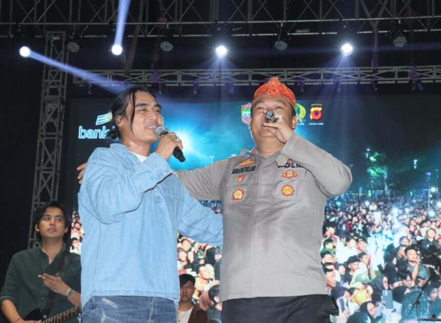Kapolres Ciamis Cetak Sejarah, Duet Bersama Penyanyi Nasional di Festival Harmoni Tanpa Batas Hari Jadi Kabupaten Ciamis ke-384
