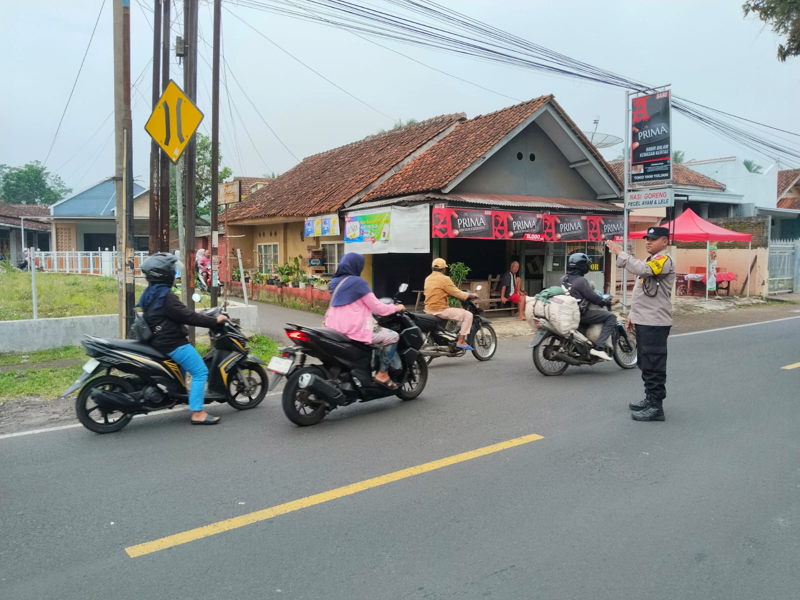 Humanis, Polsek Kawali Intens dan Rutin Turun ke Jalan Melayani Masyarakat di Pagi Hari