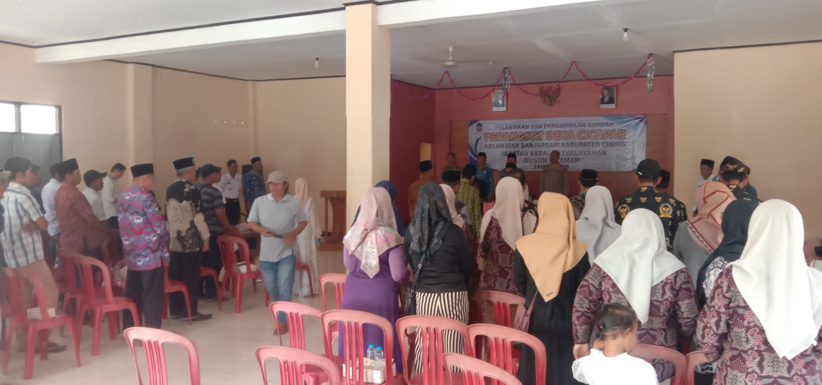 Sinergitas Polri-Pemerintah, Polsek Banjarsari Hadir dan Amankan Pelantikan Perangkat Desa Cicapar