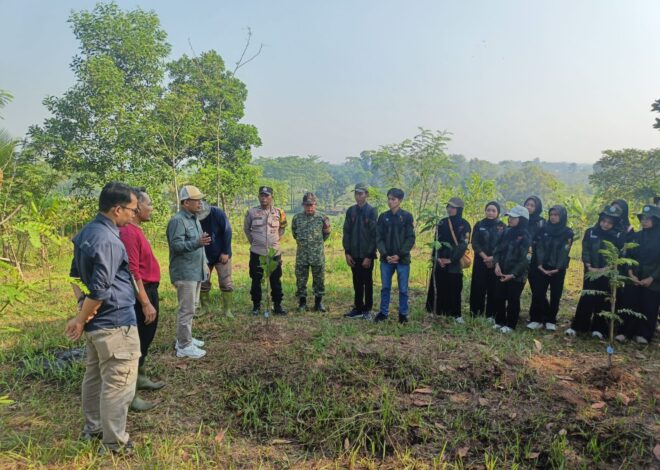 Sinergitas TNI-POLRI bersama Poktan dan Mahasiswa Unsika Melaksanakan Penanaman Pohon di Desa Karanganyar
